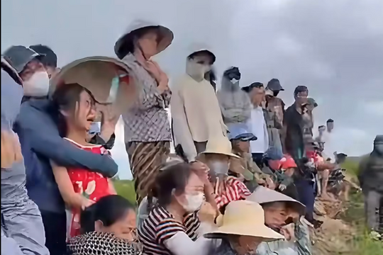 Xót xa trước tiếng khóc gọi mẹ và chị mất tích trên sông Hồng của bé gái