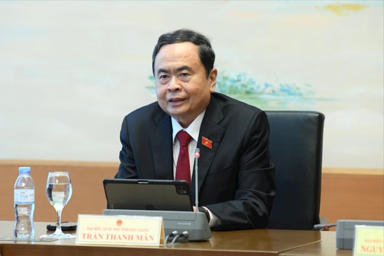 Chủ tịch Quốc hội Trần Thanh Mẫn ký ban hành các Nghị quyết vừa được Quốc hội thông qua