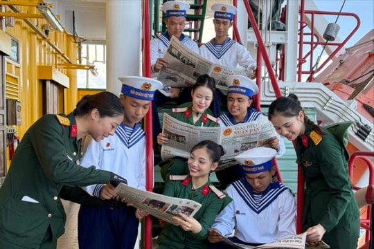 Đoàn công tác số 20 thăm, động viên quân và dân quần đảo Trường Sa