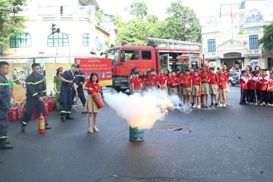 Hàng trăm học sinh được Công an Hà Nội hướng dẫn thực hành kỹ năng chữa cháy