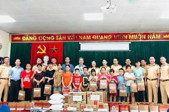 Đội Cảnh sát giao thông số 7 thăm và tặng quà tại Trung tâm Nuôi dưỡng trẻ khuyết tật tại Hà Nội