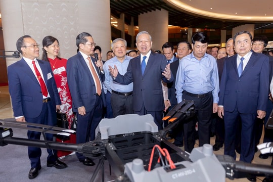 Có một triển lãm đặc biệt theo Nghị quyết số 68 ở nhà Quốc hội