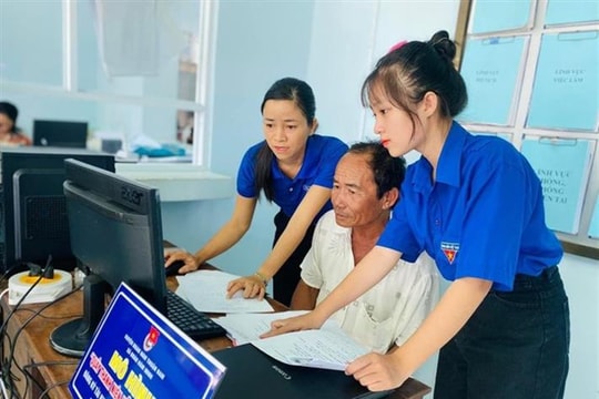 Học sinh, sinh viên đóng vai trò nòng cốt triển khai phong trào “Bình dân học vụ số”