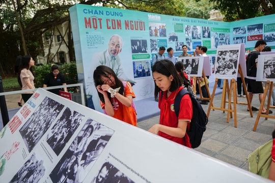 Nhân dân xếp hàng tới xem hình ảnh quý về Bác Hồ tại triển lãm "Rạng rỡ tên Người"