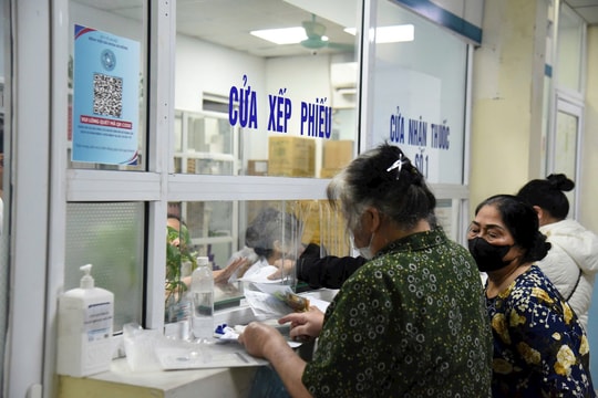 Dừng cấp thẻ bảo hiểm y tế giấy, người dân cần làm gì để đảm bảo quyền lợi khám chữa bệnh?