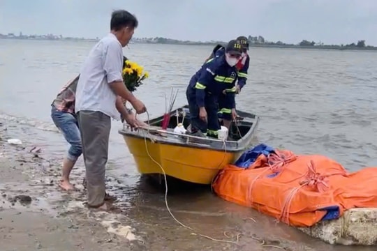 Vụ hai mẹ con mất tích khi đi bắt cáy bên sông Hồng: Tìm thấy hai thi thể sau 36 giờ nỗ lực tìm kiếm
