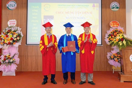 Trường Đại học Lâm nghiệp trao bằng cho 12 tân tiến sĩ, 83 tân thạc sĩ
