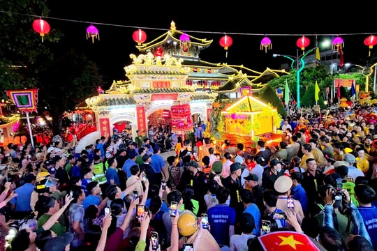 Hàng nghìn người tham dự Lễ phục hiện rước tượng Bà Chúa Xứ Núi Sam