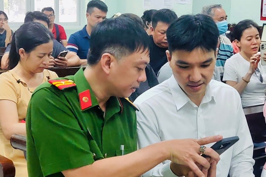 Công an TP. Hồ Chí Minh tăng cường phối hợp hướng dẫn người dân góp ý sửa đổi Hiến pháp qua VNeID