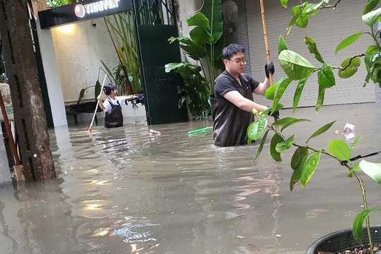Vừa chớm mưa to, cả khu dân cư giữa trung tâm Thủ đô ngập sâu vì dự án cống hoá trăm tỷ “đắp chiếu” nhiều năm