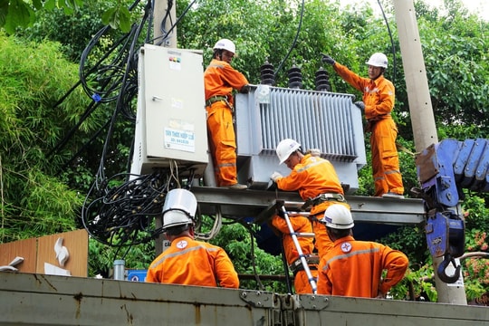 Ngành điện TP. Hồ Chí Minh tăng cường an toàn điện mùa mưa, bão
