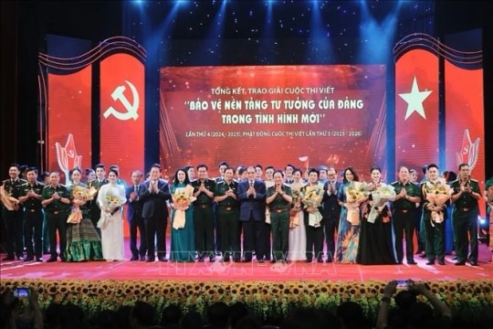 Winners of 4th national writing contest on defending Party’s ideological foundation awarded