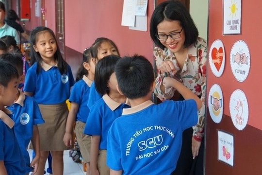 TP. Hồ Chí Minh: Hết cảnh phụ huynh xếp hàng xuyên đêm mua hồ sơ vào lớp 1