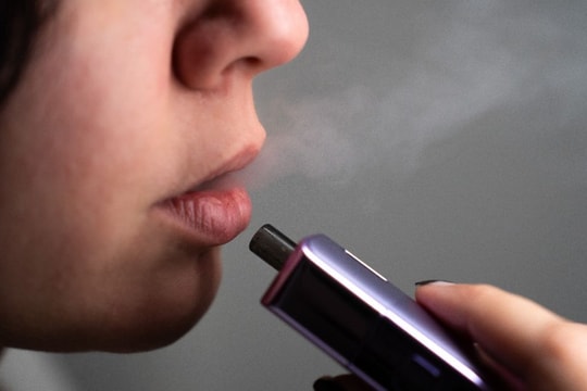Ba Lan thông qua quy định cấm bán thuốc lá điện tử cho trẻ vị thành niên
