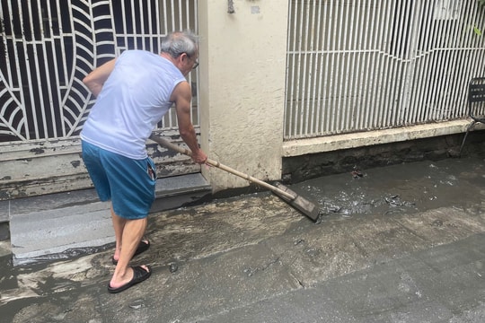 Hà Nội: Người dân bị ảnh hưởng bởi dự án cống hoá "đắp chiếu" chật vật quét bùn sau mỗi cơn mưa ngập