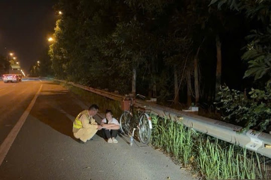 Cảnh sát giao thông Hà Nội kịp thời hỗ trợ bé gái có hoàn cảnh đặc biệt đi xe đạp lạc vào cao tốc