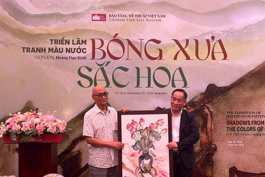 GS.KTS Hoàng Đạo Kính hoài niệm với "Bóng xưa - Sắc hoa"