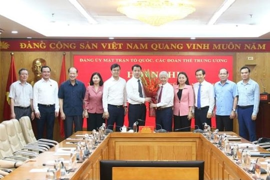 Trao quyết định của Ban Bí thư về điều động, phân công Phó Bí thư chuyên trách Đảng ủy MTTQ, các đoàn thể Trung ương