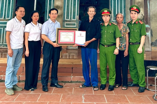 Tri ân gia đình thanh niên hy sinh cứu 4 học sinh bị đuối nước