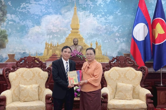 Trao tặng bộ sách học tiếng Việt tới Đại sứ quán Lào tại Việt Nam
