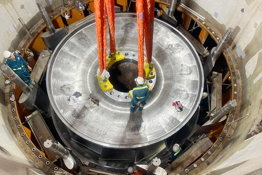 Hạ đặt thành công bánh xe công tác 110 tấn tại dự án Nhà máy Thủy điện Hòa Bình mở rộng