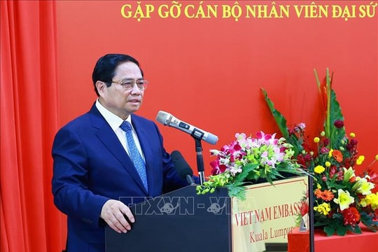 Thủ tướng Phạm Minh Chính và phu nhân gặp gỡ cộng đồng người Việt Nam tại Malaysia