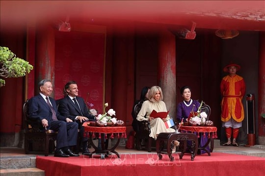 Tổng Bí thư Tô Lâm và Phu nhân cùng Tổng thống Pháp và Phu nhân thăm Văn Miếu - Quốc Tử Giám