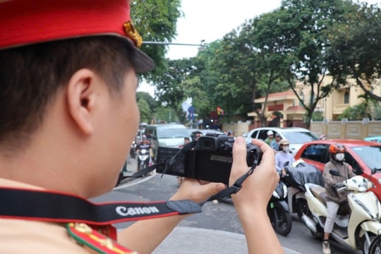 Cảnh sát giao thông Hà Nội đứng ghi hình tại nhiều tuyến đường để "phạt nguội"