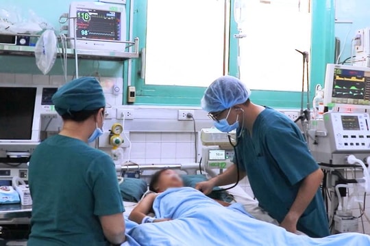 Cứu sống bé gái 8 tuổi bị cuốn toàn thân vào cửa cuốn khi đang chơi đùa