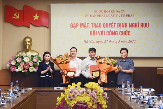 Trao quyết định nghỉ hưu đối với công chức Vụ Pháp luật và Tư pháp