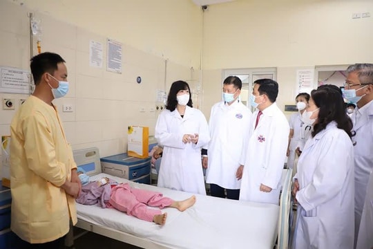 Bộ trưởng Bộ Y tế Đào Hồng Lan thăm và tặng quà các bệnh nhi tại Bệnh viện K