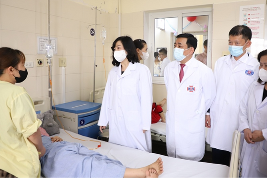 Bộ trưởng Bộ Y tế Đào Hồng Lan thăm, tặng quà, động viên các bệnh nhi đang điều trị tại Bệnh viện K