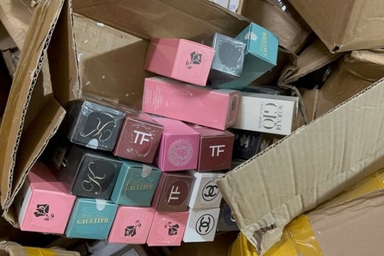 Phát hiện kho nước hoa nghi giả thương hiệu nổi tiếng giữa phố cổ Hà Nội