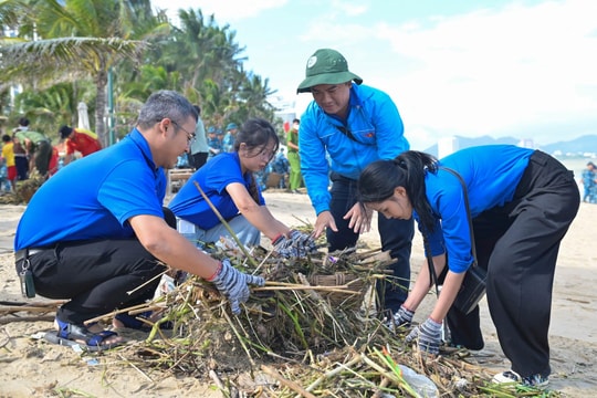 Phát huy vai trò xung kích của thanh niên trong bảo vệ môi trường biển