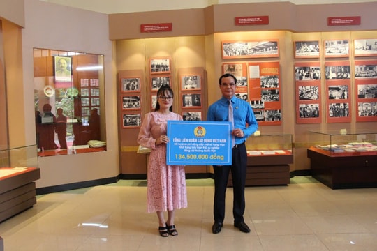 Dâng hương tưởng niệm Nguyên Chủ tịch Tổng Công đoàn Việt Nam Hoàng Quốc Việt