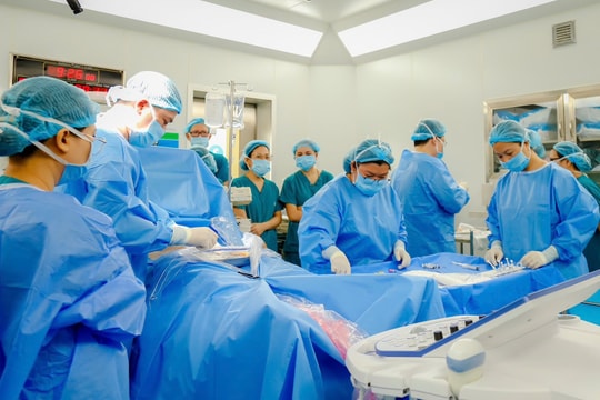 Bộ trưởng Bộ Y tế Đào Hồng Lan gửi thư khen các y, bác sĩ can thiệp tim bào thai cho ca bệnh chuyển từ Singapore sang