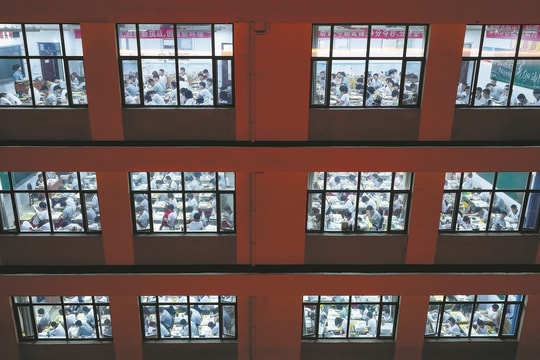 Chính sách nghỉ 2 ngày cuối tuần của học sinh Trung Quốc: Tự do mới giữa áp lực cũ