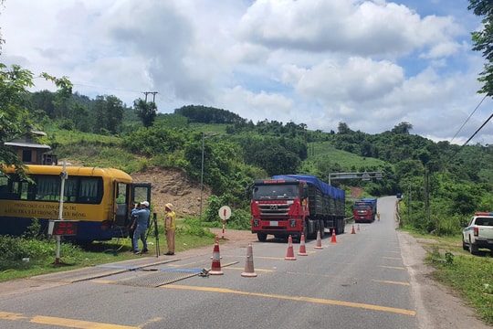 Quảng Trị: Lập chốt cân tải trọng xe chở than đá từ Lào về Việt Nam