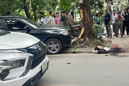 Hà Nội: Va chạm giữa ô tô BMW và xe máy, nữ sinh bị thương nặng
