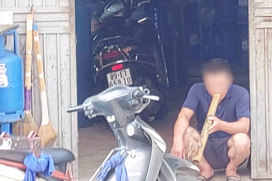 Ngồi hút thuốc lào gần bình gas, người đàn ông bị xử phạt