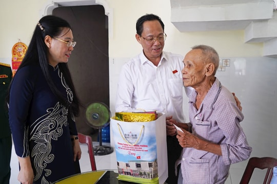 Phó Chủ tịch Quốc hội, Thượng tướng Trần Quang Phương thăm, tặng quà các gia đình chính sách tại huyện Sơn Tịnh, Quảng Ngãi
