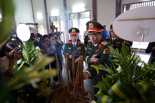 Phó Chủ tịch Quốc hội Trần Quang Phương dâng hương tưởng nhớ các anh hùng, liệt sĩ tại di tích lịch sử Ba Gia