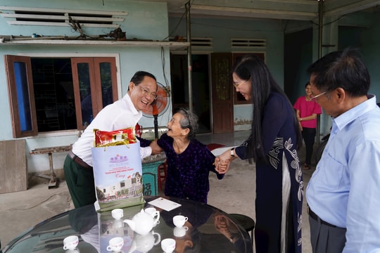 Phó Chủ tịch Quốc hội, Thượng tướng Trần Quang Phương thăm, tặng quà các gia đình chính sách tại Quảng Ngãi