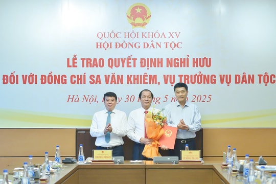 Phó Chủ tịch Quốc hội Vũ Hồng Thanh dự Lễ trao Quyết định nghỉ hưu đối với Vụ trưởng Vụ Dân tộc