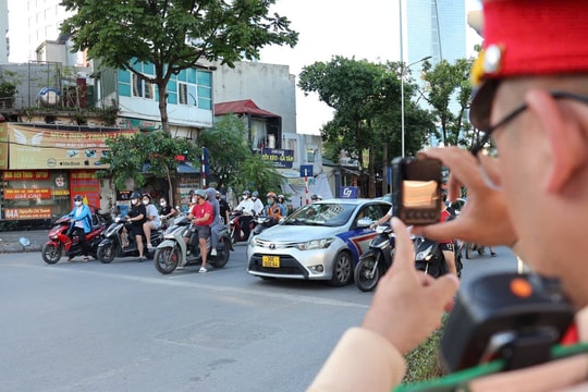 Ghi hình, xử lý người điều khiển xe máy đi ngược chiều