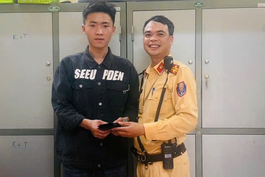 Cảnh sát giao thông trả lại ví có nhiều giấy tờ quan trọng cho người dân