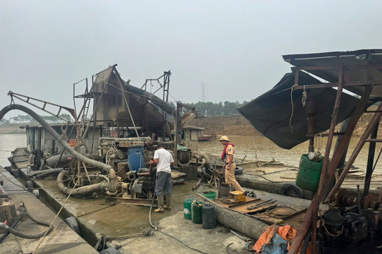 Bắc Giang: Tuyên truyền, xử phạt nhiều trường hợp vi phạm trong ngày ra quân xử lý phương tiện lắp thiết bị bơm, hút, vận chuyển cát, sỏi trên đường thuỷ