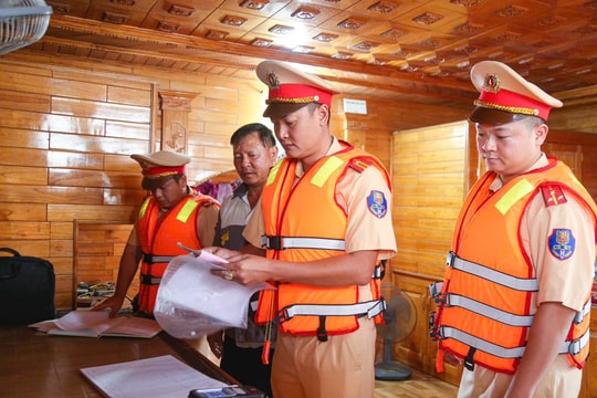 Hà Nội: Tổng kiểm tra phương tiện bơm hút, vận chuyển cát sỏi trên các tuyến sông