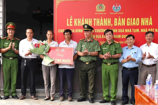 Công an Đắk Nông bàn giao ngôi nhà đầu tiên trong chương trình xóa nhà tạm