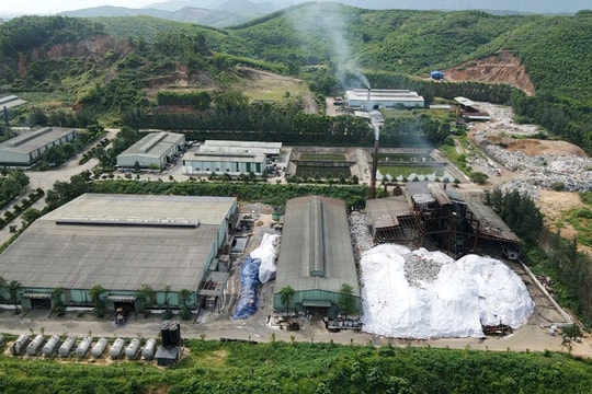 Vụ dòng nước đen kịt chảy ra từ nhà máy rác: Hàng nghìn tấn rác thải che chắn sơ sài, tiềm ẩn nguy cơ ô nhiễm môi trường